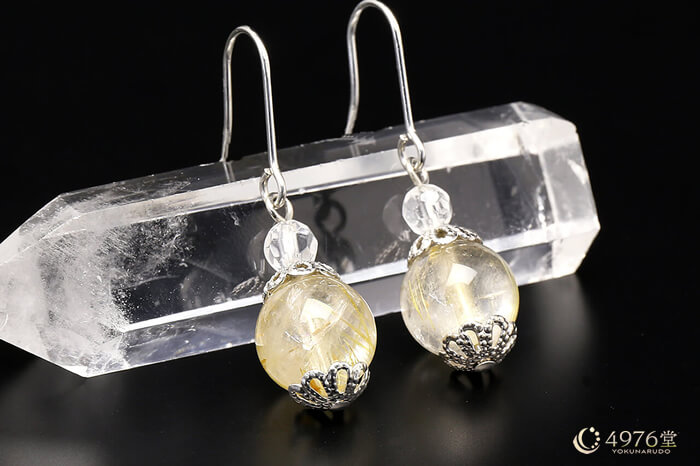 ルチルクォーツ・水晶カット ピアス 10mm ｜ 天然石通販の4976堂